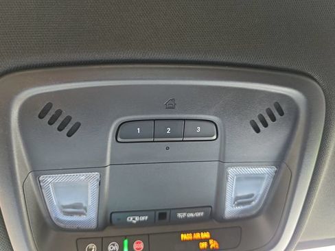 Used 2023 Chevrolet Traverse RS FWD image 28
