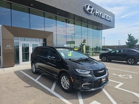 Used 2025 Chrysler Pacifica Select FWD image 7