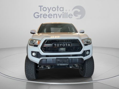 Used 2018 Toyota Tacoma TRD Off-Road AWD/4WD image 9