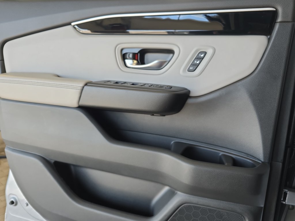 Used 2025 Honda Pilot Touring image 29