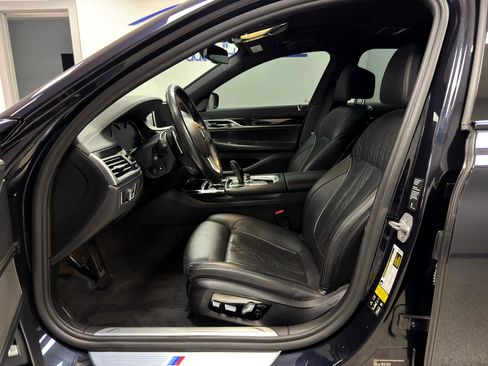 Used 2019 BMW 750i xDrive w/ M Sport Package image 9