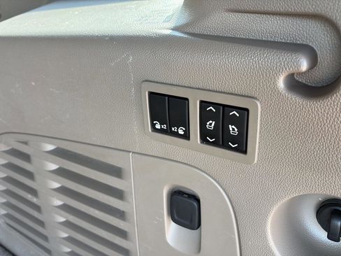 Used 2018 Chevrolet Suburban LT w/ Luxury Package image 8