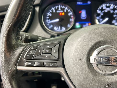 Used 2018 Nissan Rogue SV image 18