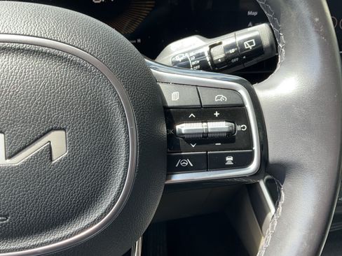 Used 2025 Kia Carnival FWD image 32