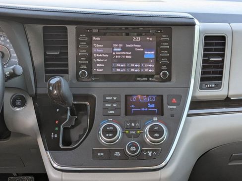 Used 2018 Toyota Sienna XLE Premium image 19