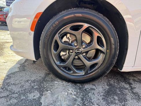 Used 2024 Chrysler Pacifica Limited image 8