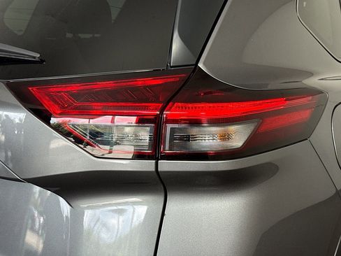 Used 2023 Nissan Rogue S image 34