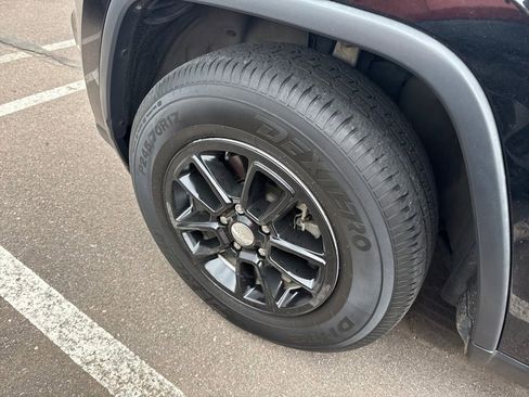 Used 2018 Jeep Grand Cherokee Laredo RWD image 19
