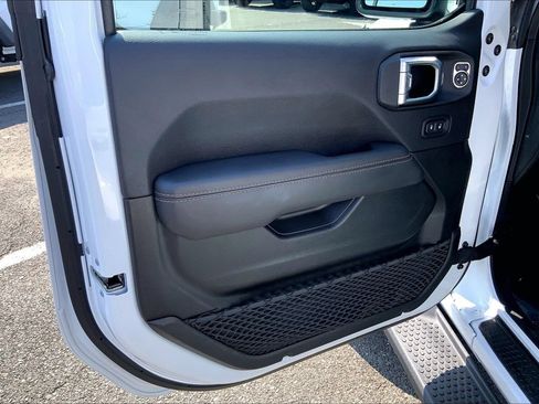 Used 2023 Jeep Wrangler Unlimited Sahara AWD/4WD image 16