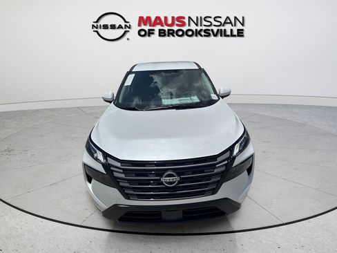 Used 2026 Nissan Rogue SV FWD image 2