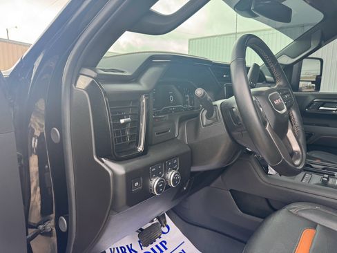 Used 2025 GMC Sierra 2500 AT4 w/ AT4 Preferred Package AWD/4WD image 18