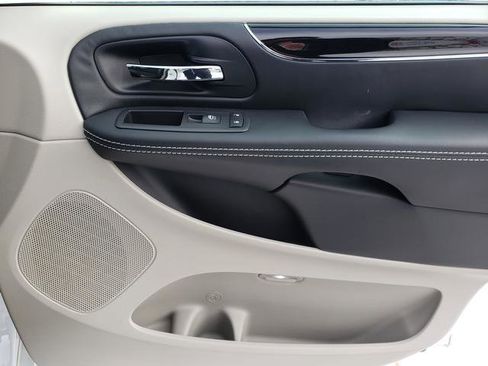 Used 2016 Dodge Grand Caravan SE image 18