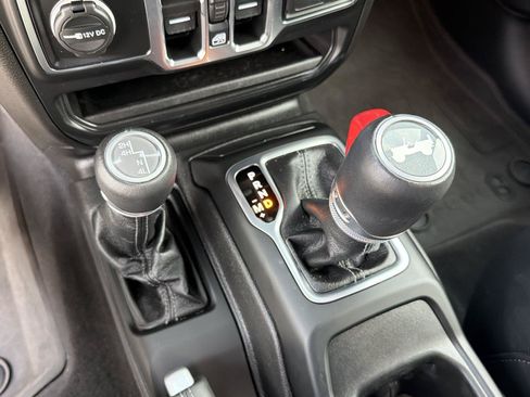 Used 2025 Jeep Wrangler Unlimited Sahara AWD/4WD image 31