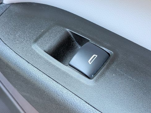 Used 2024 Chevrolet Equinox LT FWD image 35