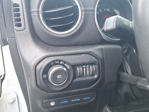 Used 2022 Jeep Wrangler Unlimited Sahara AWD/4WD image 14
