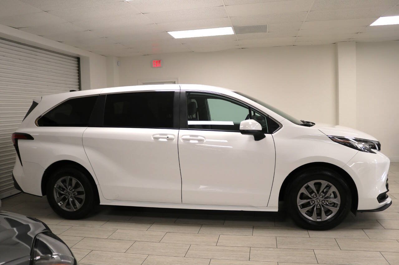 Used 2023 Toyota Sienna LE AWD/4WD image 11