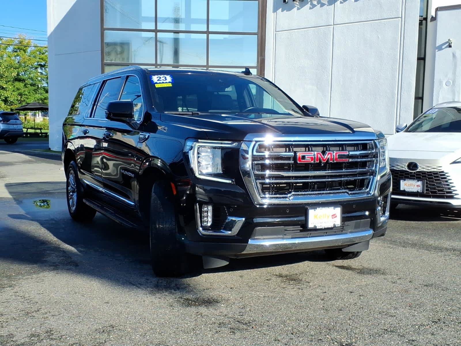 Used 2023 GMC Yukon XL SLT w/ SLT Premium Package AWD/4WD image 3