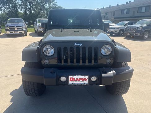Used 2015 Jeep Wrangler Unlimited Rubicon w/ Connectivity Group AWD/4WD image 8