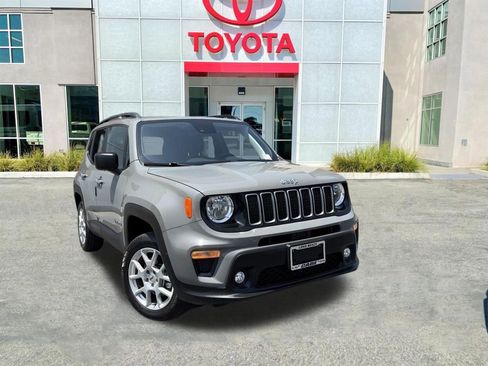 Used 2022 Jeep Renegade Latitude AWD/4WD image 3