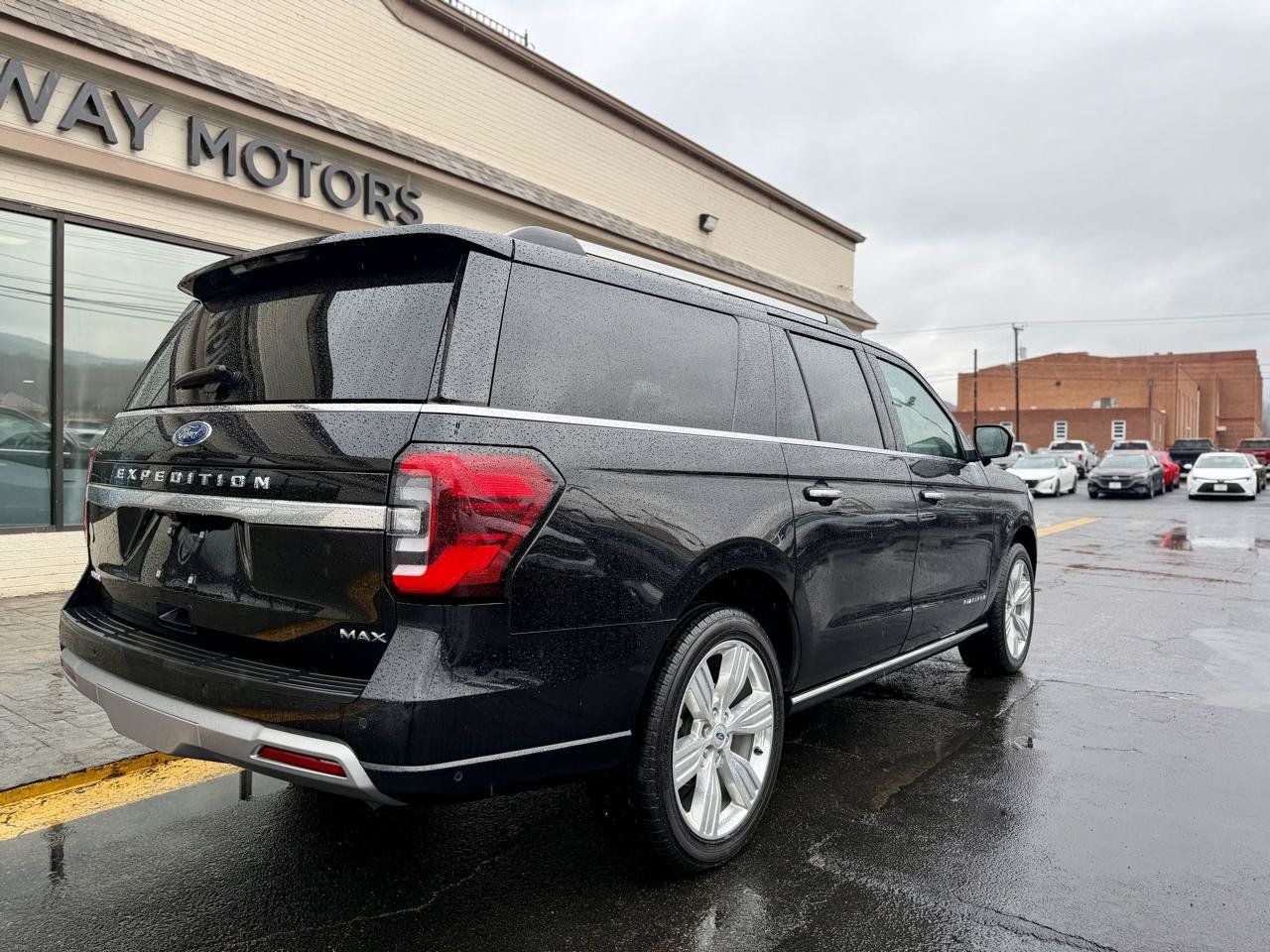 Used 2024 Ford Expedition Max Platinum AWD/4WD image 3