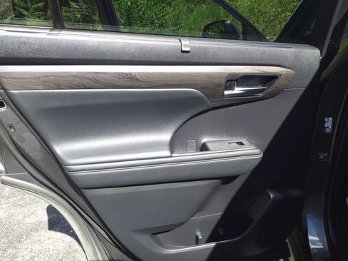 Used 2023 Toyota Highlander Limited FWD image 25