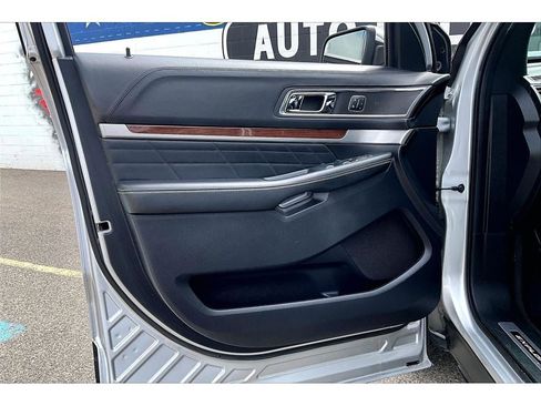 Used 2018 Ford Explorer Platinum AWD/4WD image 19