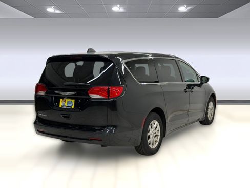 Used 2022 Chrysler Voyager LX FWD image 7
