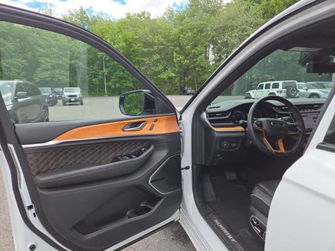 Used 2022 Jeep Grand Cherokee Summit AWD/4WD image 11
