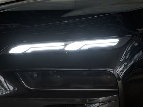 Used 2026 BMW 750e xDrive w/ Executive Package image 32