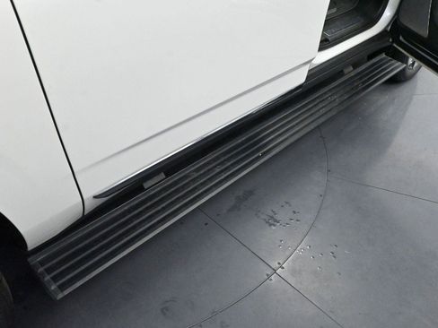 Used 2024 GMC Yukon XL Denali Ultimate image 9