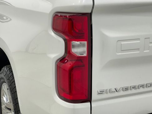 Used 2019 Chevrolet Silverado 1500 High Country image 33