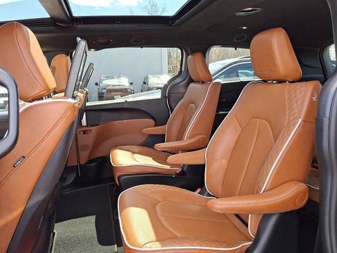 Certified 2024 Chrysler Pacifica Pinnacle FWD image 10
