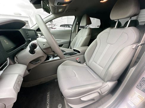 Used 2024 Hyundai Elantra SE image 13