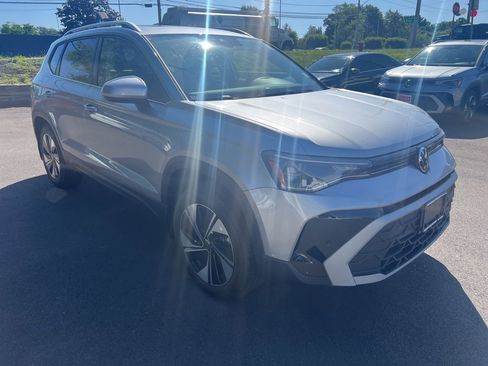 New 2025 Volkswagen Taos SE image 3