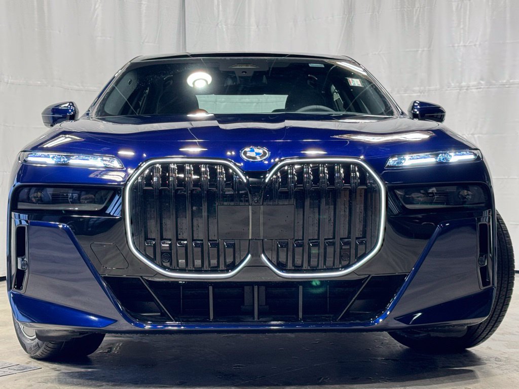 Used 2026 BMW i7 xDrive60 w/ Executive Package AWD/4WD image 3