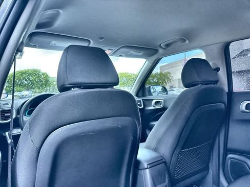 Used 2025 Hyundai Venue SE FWD image 23