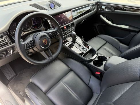 Certified 2025 Porsche Macan image 4