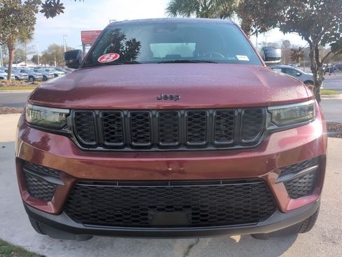 Used 2023 Jeep Grand Cherokee Altitude image 3