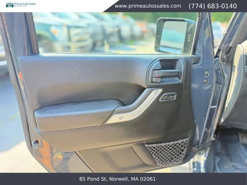 Used 2016 Jeep Wrangler Unlimited Sahara w/ Dual Top Group AWD/4WD image 24