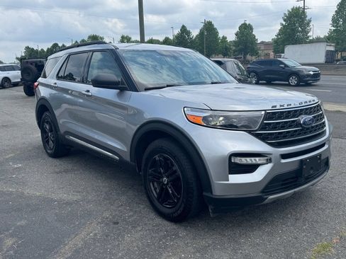Used 2021 Ford Explorer XLT w/ Equipment Group 202A RWD image 3