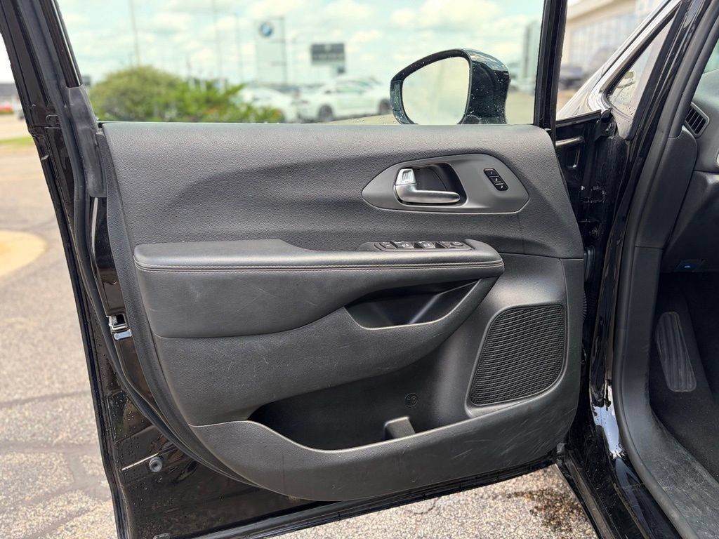 Certified 2025 Chrysler Pacifica Select FWD image 18