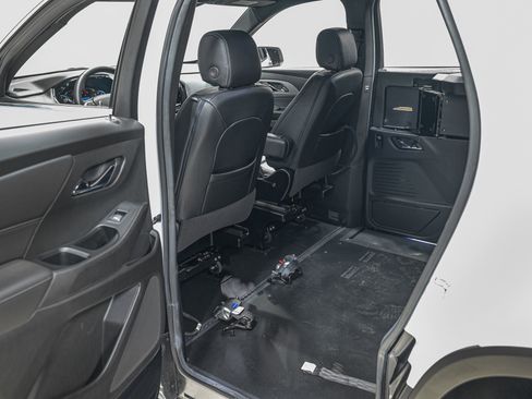 Used 2023 Chevrolet Traverse LT FWD image 30