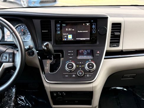 Used 2017 Toyota Sienna XLE Premium image 29