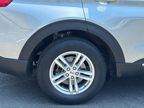Used 2023 Ford Explorer XLT AWD/4WD image 9