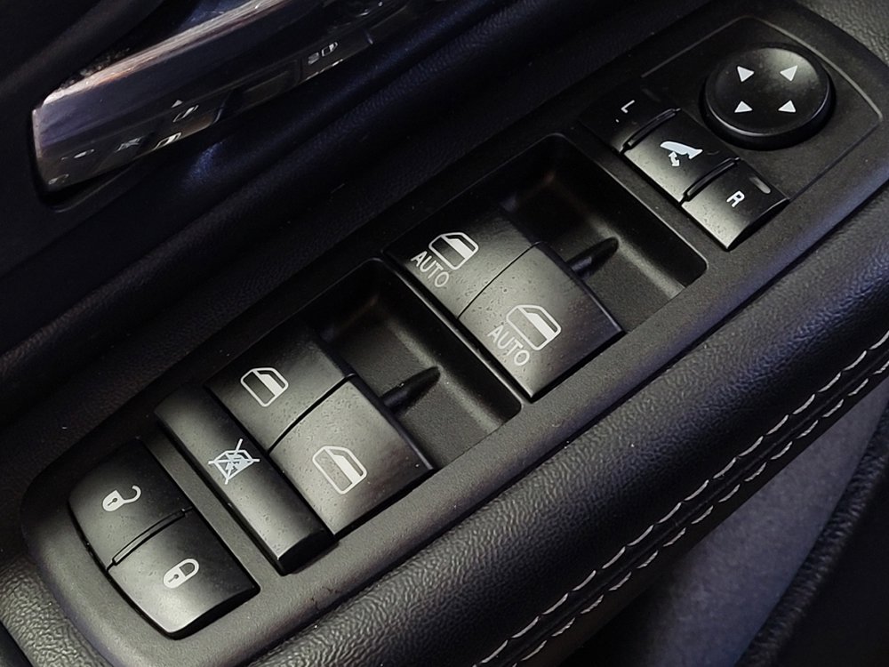Used 2014 Chrysler Town & Country S FWD image 27