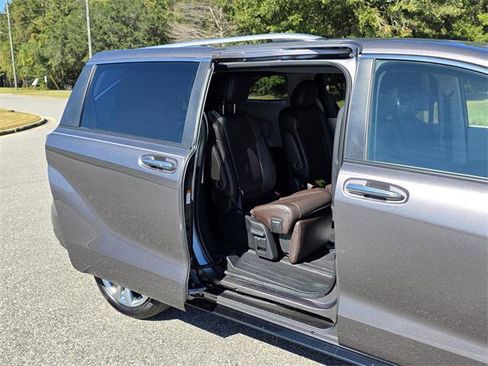 Certified 2023 Toyota Sienna Platinum image 16