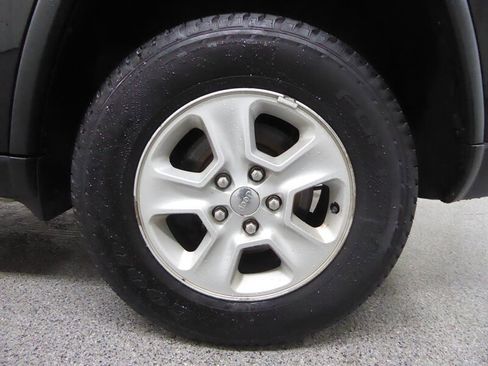 Used 2016 Jeep Grand Cherokee Laredo w/ Quick Order Package 23E image 32