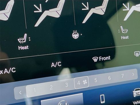 Used 2024 Chrysler Pacifica Touring-L image 21