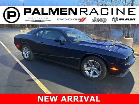 Used 2016 Dodge Challenger SXT image 1