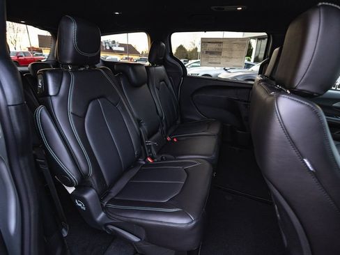 New 2026 Chrysler Pacifica Select FWD image 30